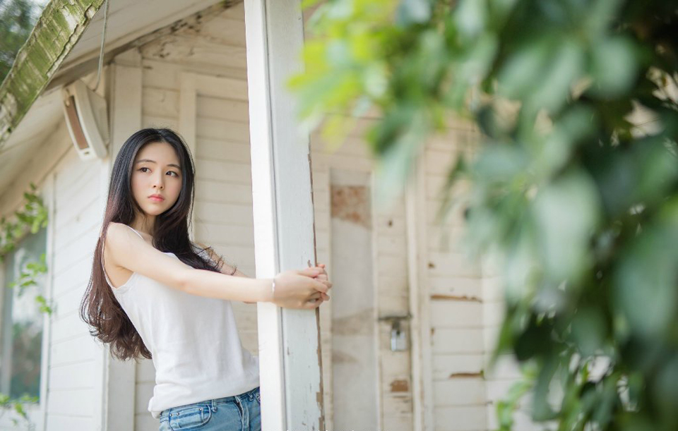 人允许一个陌生人的发迹，却不能容忍一个身边人的晋升。因为同一层次的人之间存在着对比利益的冲突，而与陌生人不存在这方面的问题。